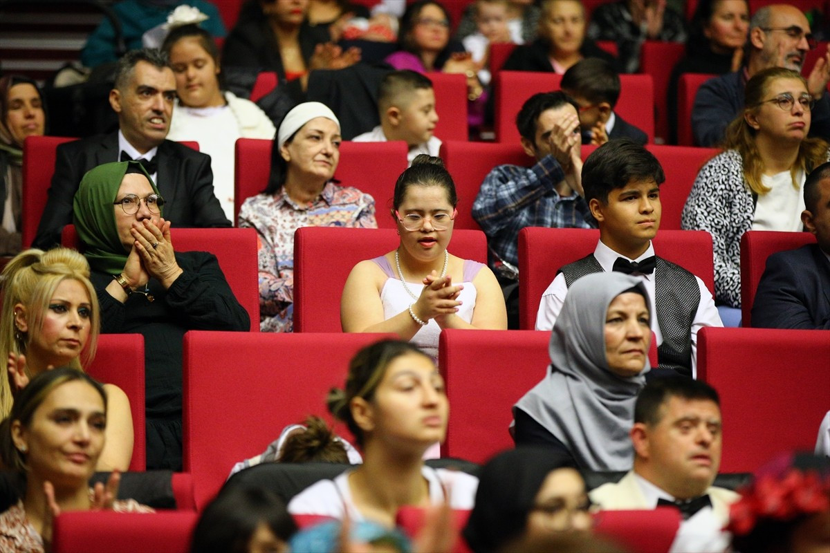 Adana'da 3 Aralık Dünya Engelliler Günü kapsamında "Farkımı Fark Et, Benimle Dans Et" etkinliği...