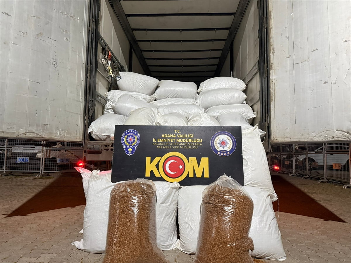 Adana'da 3 ton 40 kilogram kaçak tütün ele geçirilen kamyonun sürücüsü gözaltına alındı.