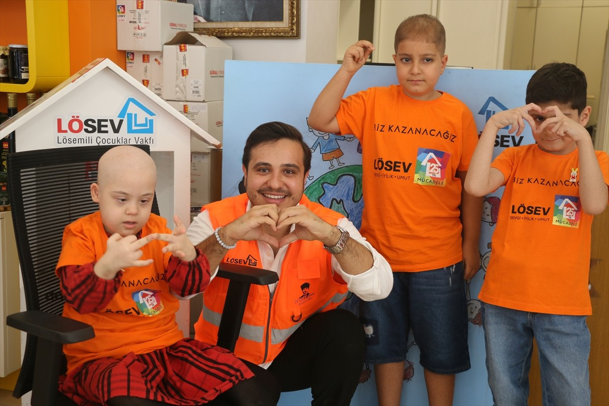 Adana'da 4 yıl süren tedavisinin ardından lösemiyi yenen 25 yaşındaki Ali Avcı (sol 2)...