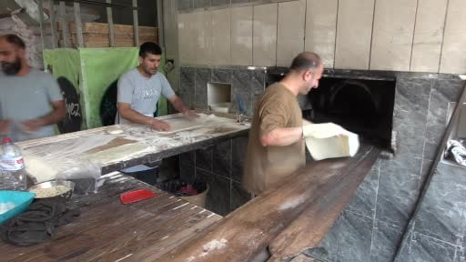 Adana'da 40 derece sıcakta fırıncıların zorlu ekmek mesaisi