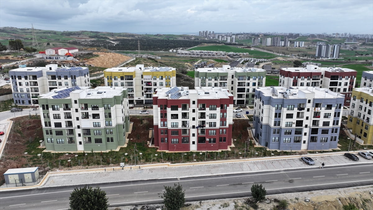 Adana'da 6 Şubat 2023'teki depremlerde kaybettikleri evlerinin yerine inşa edilen konutlarına...