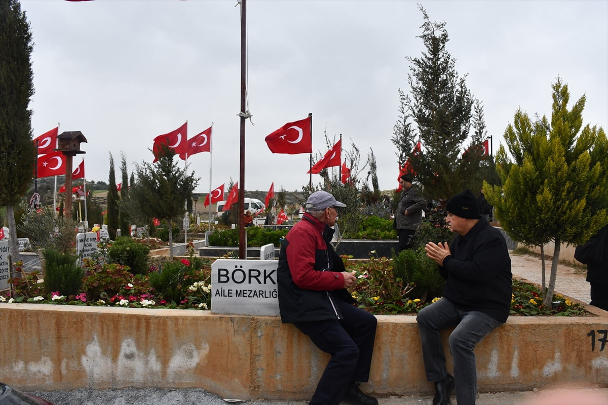 Adana'da 6 Şubat 2023'teki depremlerde yaşamını yitirenler için anma programı düzenlendi.