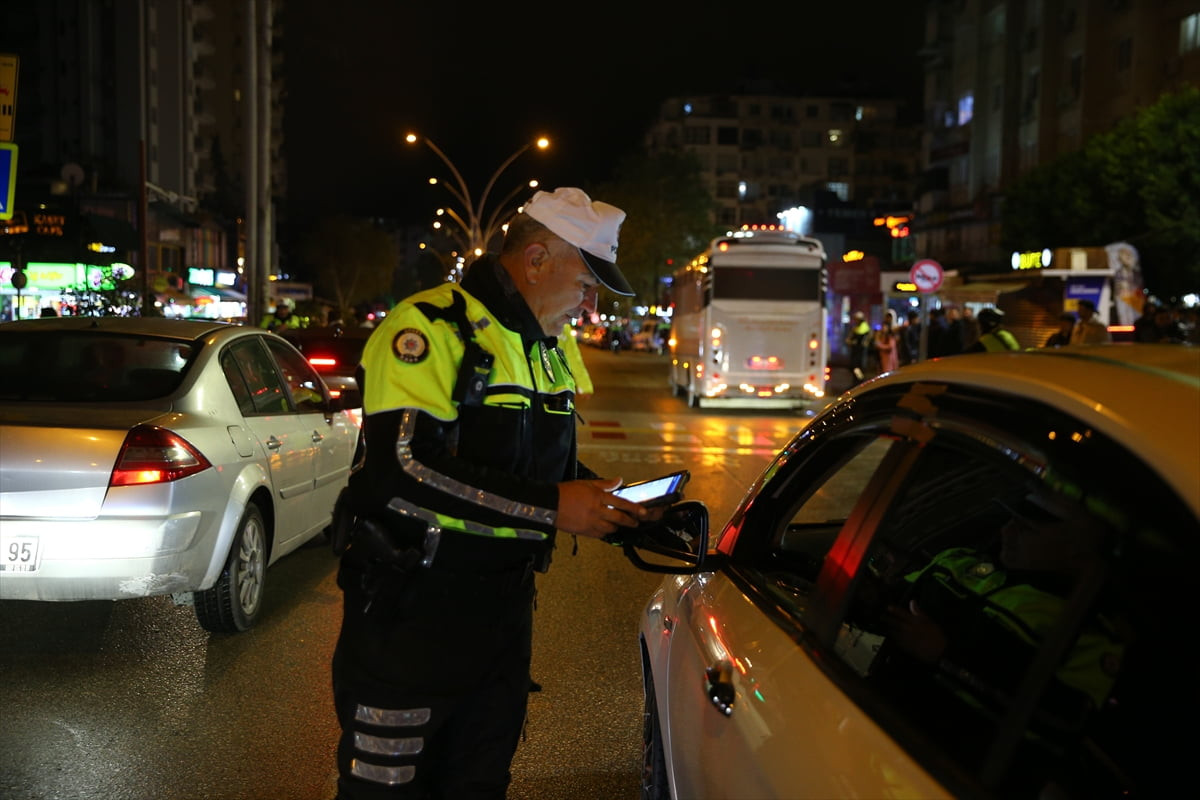 Adana'da 9 bin 150 polis ve jandarmanın katılımıyla "Yılbaşı Huzur ve Güven" uygulaması...