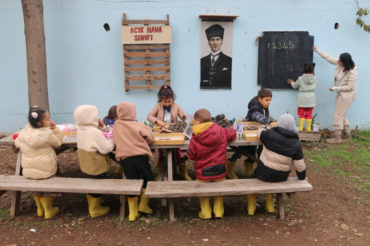 Adana'da ana sınıfı öğretmeni Şeyda Uğurlu (sağda), görev yaptığı okulun atıl bahçesini bostan...