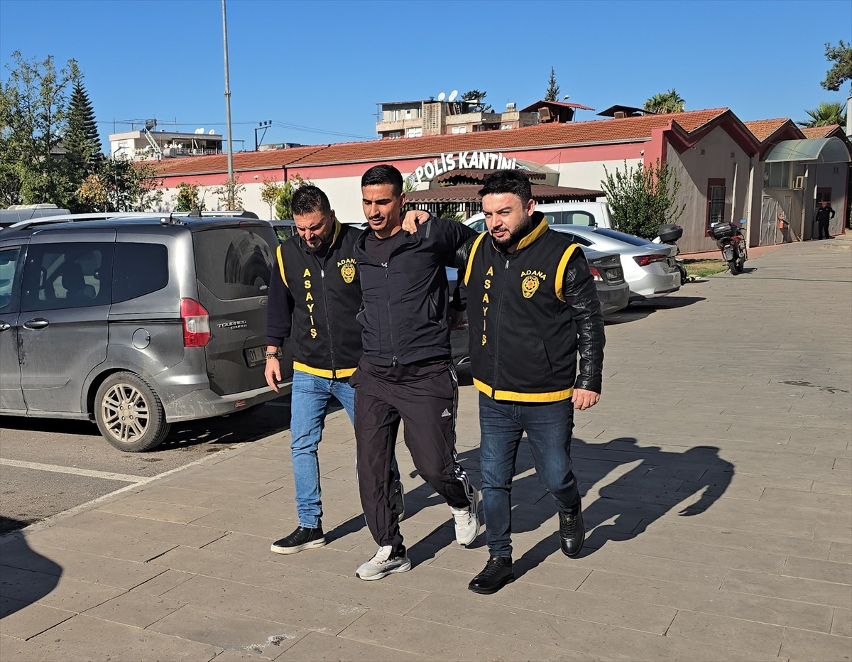 Adana'da arızalanan bir otomobilin yüklendiği çekiciden sürücüye ait cep telefonunu çalması...