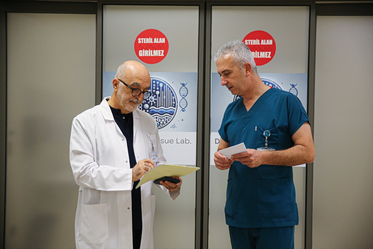 Adana'da bağışla alınan insan derilerinin işlenerek hastalara nakledildiği laboratuvarın...