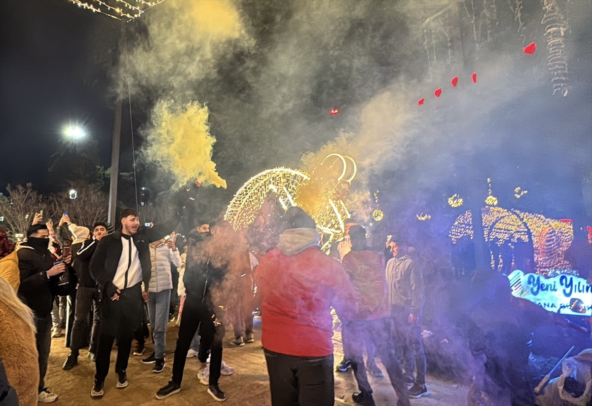 Adana'da bazı vatandaşlar 2026 yılının ilk dakikalarında özel olarak süslenen Atatürk Parkı'nda...