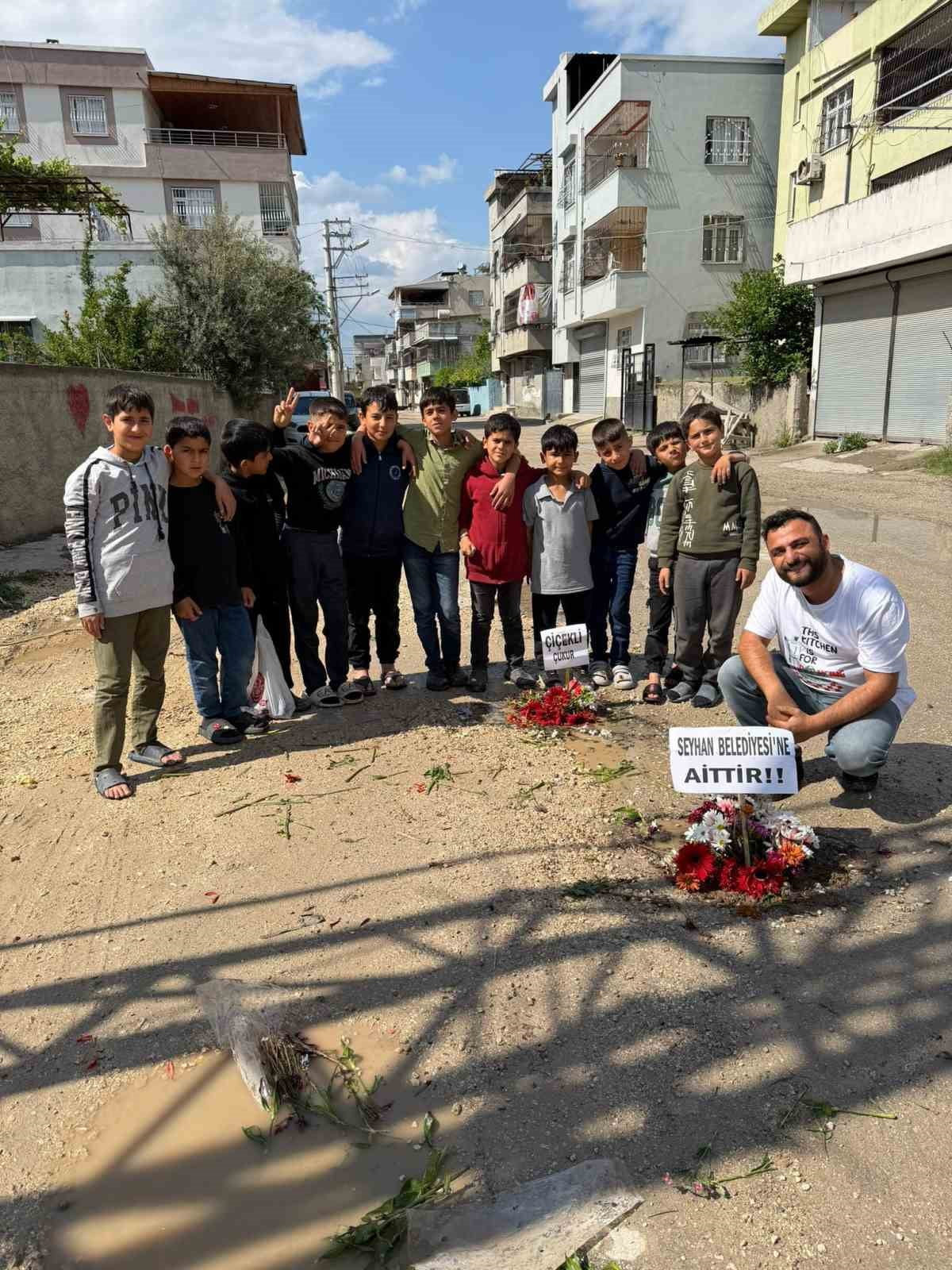 ADANA'DA BİR GRUP GENÇ, SEYHAN VE SARIÇAM BELEDİYELERİNİN ÇUKURLU YOLLARINA TEPKİ GÖSTERMEK İÇİN...