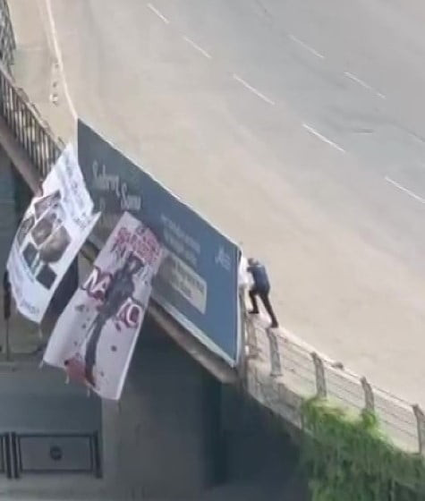 ADANA'DA BİR KİŞİ, NATO'YU PROTESTO ETMEK AMACIYLA KÖPRÜLÜ KAVŞAĞA PANKART ASTI. DEVRİYE...
