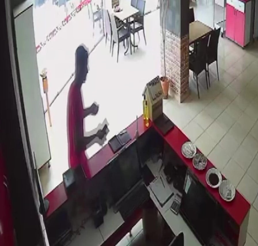 ADANA'DA BİSİKLETİYLE DOLAŞAN BİR ŞÜPHELİ, TUVALETİ KULLANACAĞINI SÖYLEYEREK GİRDİĞİ RESTORANDAN...
