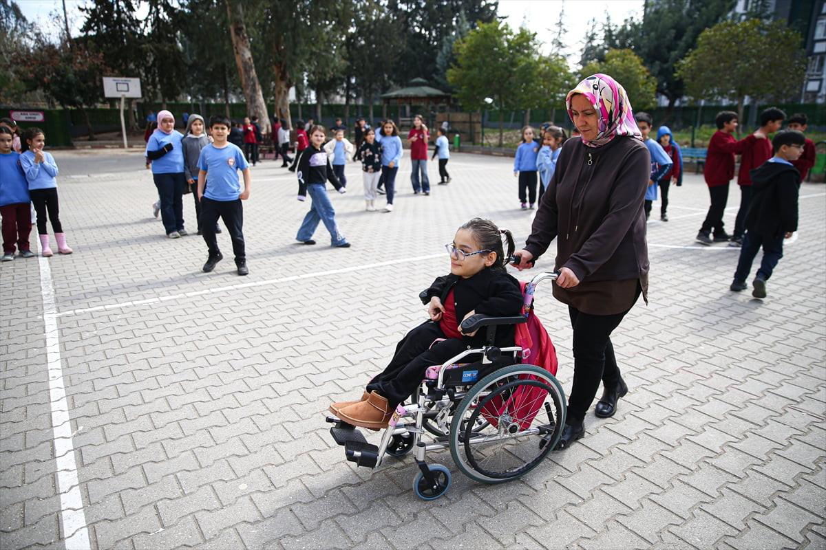 Adana'da cam kemik hastalığı ve skolyozla (omurga eğriliği) mücadele eden 13 yaşındaki Zeynep Duru...