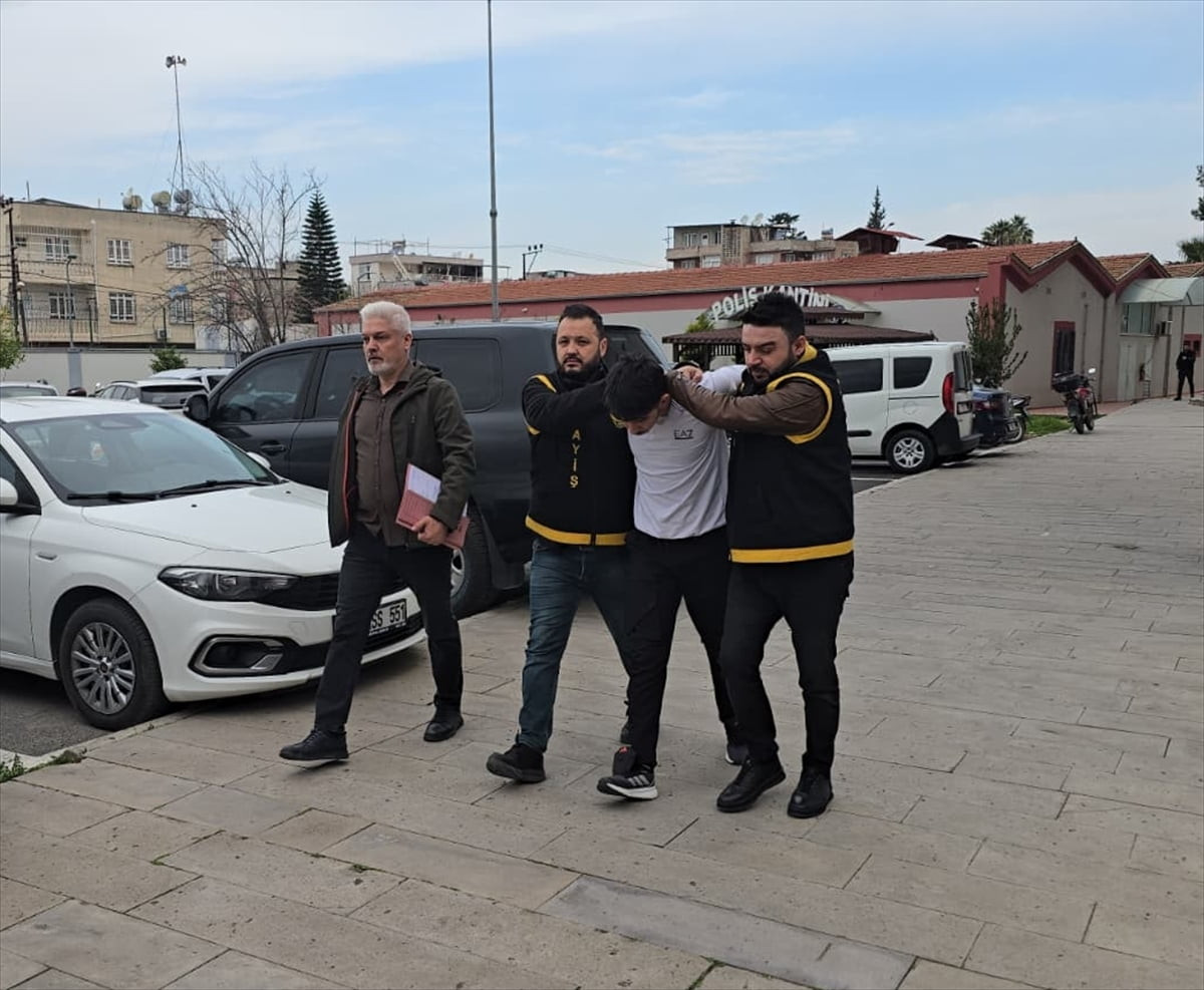 Adana'da camını kırdıkları park halindeki araçlardan hırsızlık yapan 2 zanlı tutuklandı.