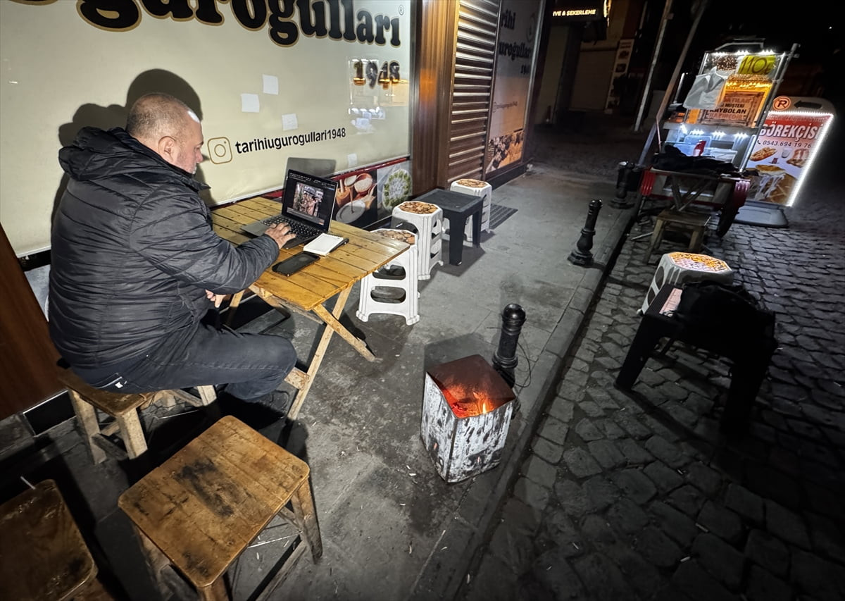 Adana'da çeşitli meslek gruplarının gece çalışanları, Anadolu Ajansının (AA) gözünden 2025'e damga...