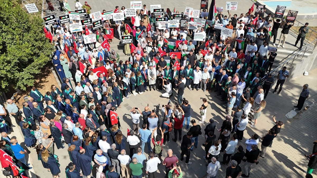Adana'da Çukurova Üniversitesi (ÇÜ) tarafından Filistin'e destek için yürüyüş organize...