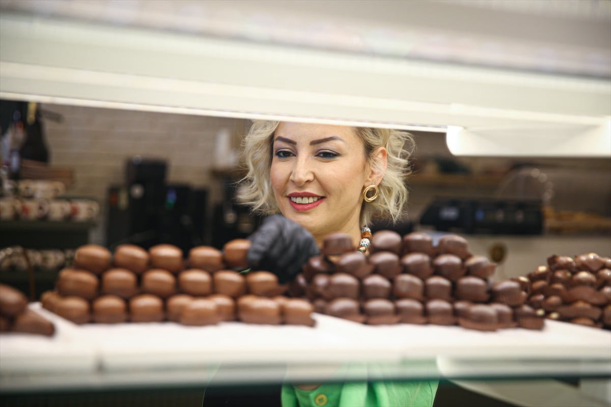 Adana'da devlet desteğiyle kurduğu çikolata imalathanesinde 8 kadını istihdam eden 40 yaşındaki...