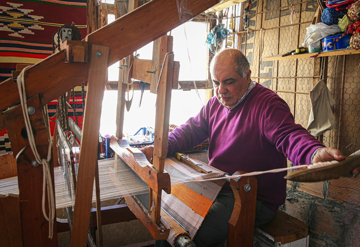 Adana'da dokuma ustası 60 yaşındaki Kıvanç Kürkbabaoğlu, babasından öğrendiği mesleği evine...