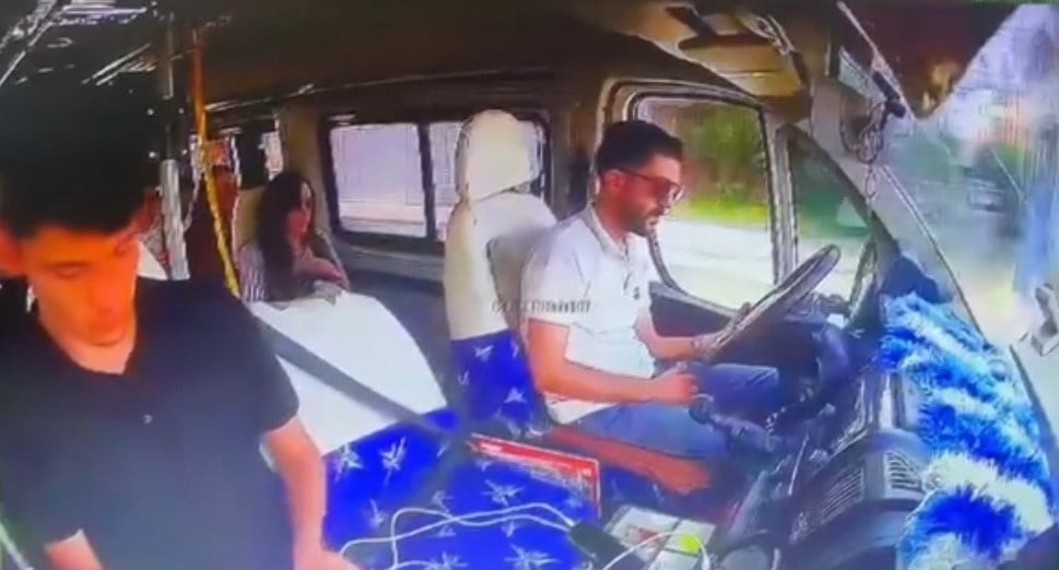 ADANA'DA DOLMUŞ SÜRÜCÜSÜNÜN DİREKSİYON BAŞINDA UYUMASI SONUCU MEYDANA GELEN KAZADA 7 KİŞİ...