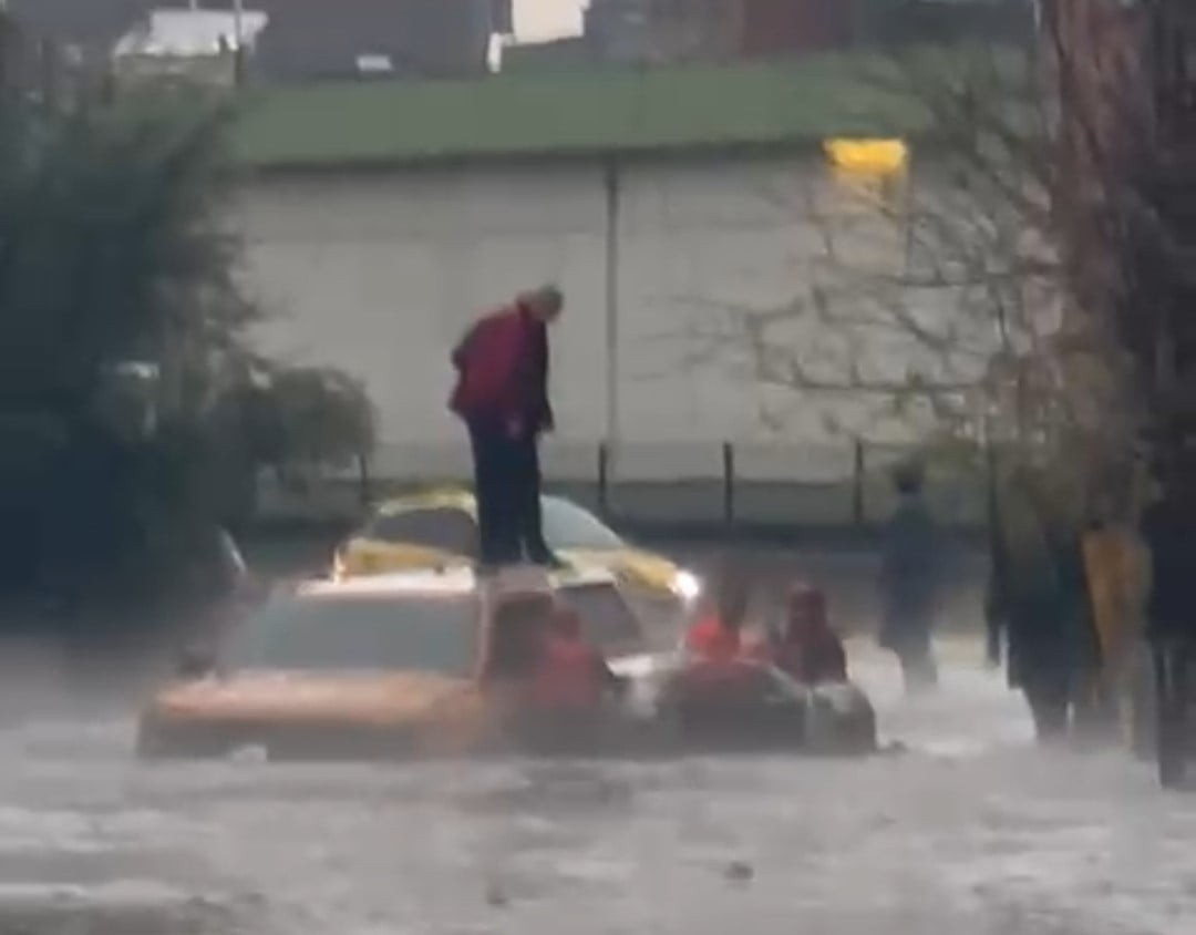 ADANA'DA DOLU VE SAĞANAK NEDENİYLE GÖLE DÖNEN YOLDA OTOMOBİLİN ÜZERİNDE ÇIKAN 2 KİŞİ İTFAİYE...