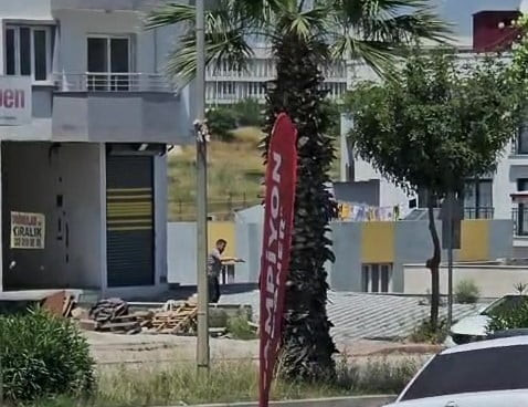 ADANA'DA EMEKLİ POLİSİN KENDİSİNE DÖNER BIÇAĞI İLE SALDIRAN OĞLUNU ÖLDÜRDÜĞÜ ANLARIN GÖRÜNTÜSÜ...