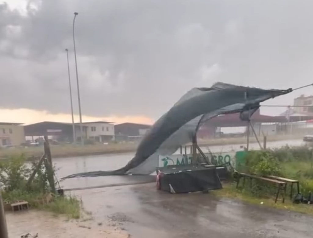 ADANA'DA ETKİLİ OLAN KUVVETLİ RÜZGAR VE SAĞANAK YAĞIŞ, KENT GENELİNDE HAYATI OLUMSUZ ETKİLEDİ....