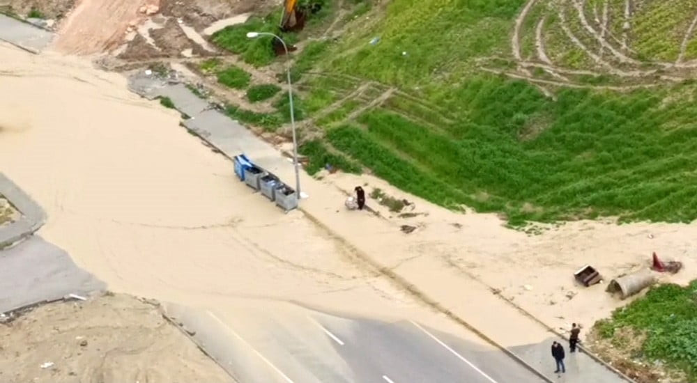 ADANA'DA ETKİLİ OLAN KUVVETLİ YAĞMUR NEDENİYLE DERELER TAŞTI, YOLLAR GÖLE DÖNDÜ, BAZI...