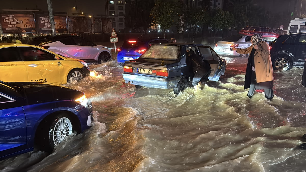 Adana'da etkili olan sağanak nedeniyle cadde ve sokaklarda oluşan su birikintileri ulaşımda...