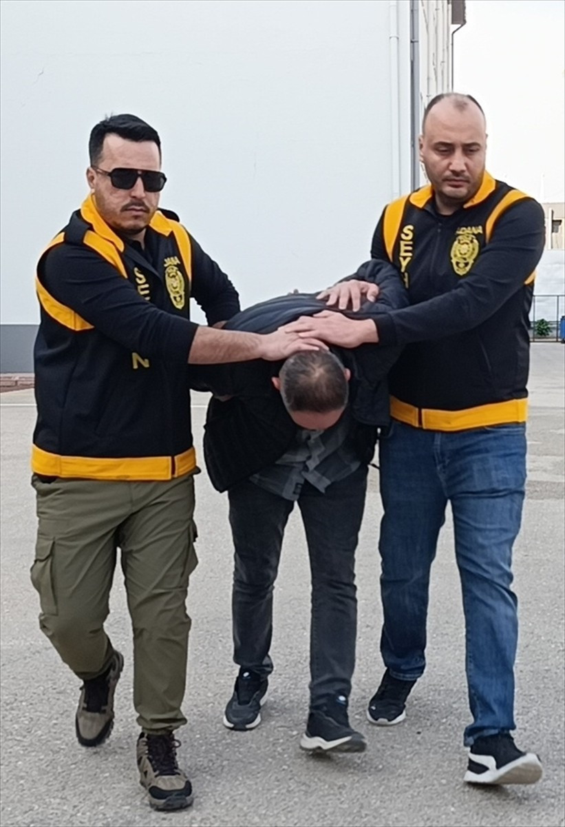 Adana'da evinde 2 ruhsatsız silah, el bombası ve el yapımı patlayıcı ele geçirilen şüpheli...