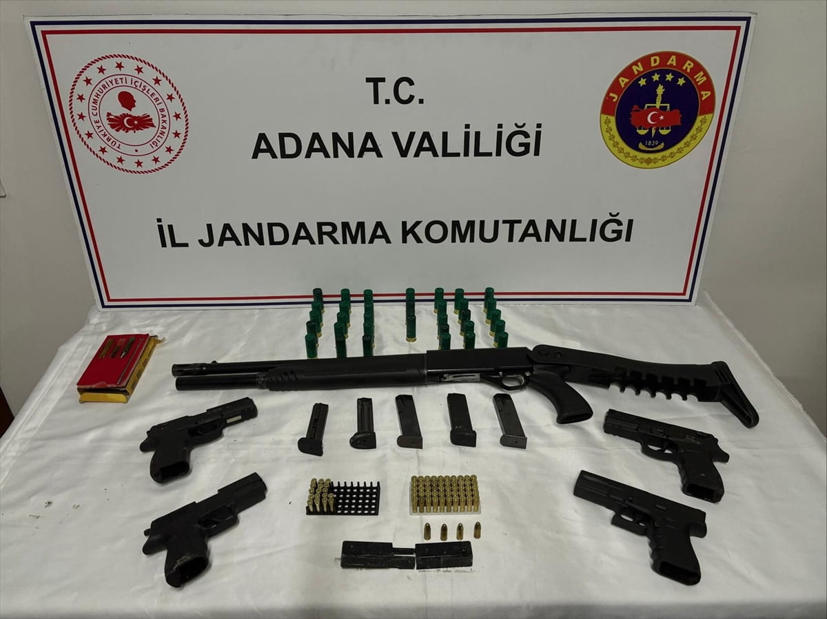 Adana'da evinde ruhsatsız 4 tabanca ve av tüfeği ele geçirilen zanlı tutuklandı.