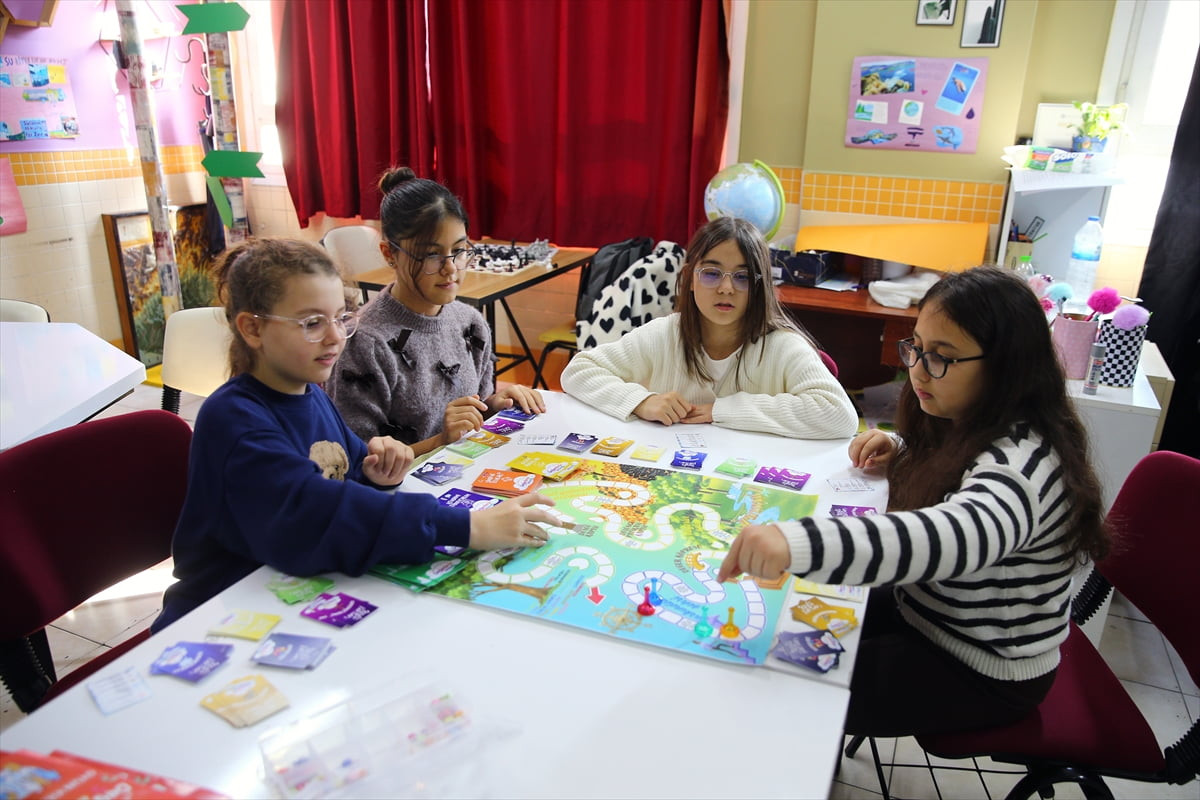 Adana'da görev yapan iki öğretmen, tasarladıkları "Değerlerin İzinde" adlı eğitici oyunla...