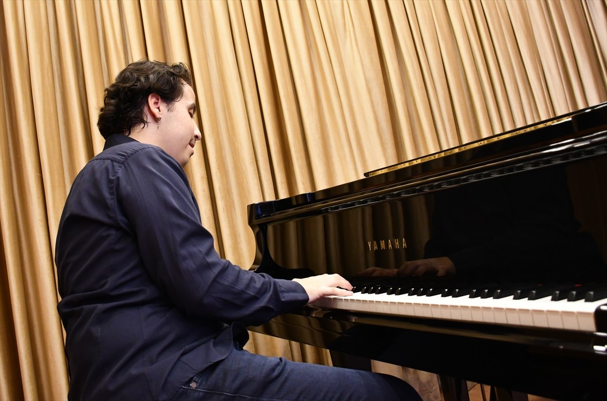 Adana'da görme engelinin zorluğunu aşıp piyanoda kendini geliştiren Çukurova Üniversitesi Devlet...