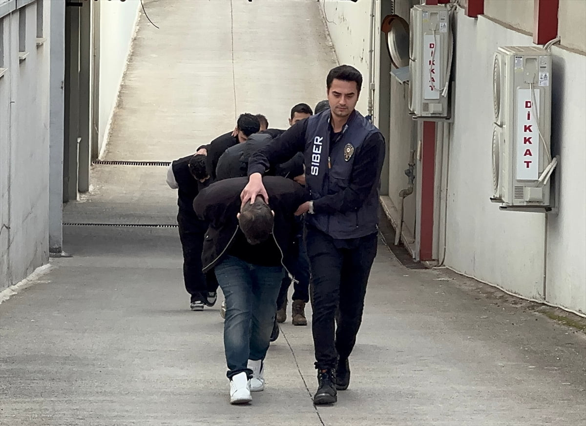 Adana'da hafif ticari araç almak isteyen kişiyi "sazan sarmalı" yöntemiyle dolandırdıkları...