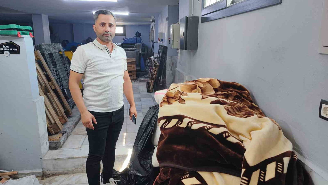 ADANA'DA HALI YIKAMACILIĞI YAPAN ESNAF, YIKAMAK ÜZERE ALDIĞI BATTANİYENİN İÇİNDEN ÇIKAN 20 BİN...