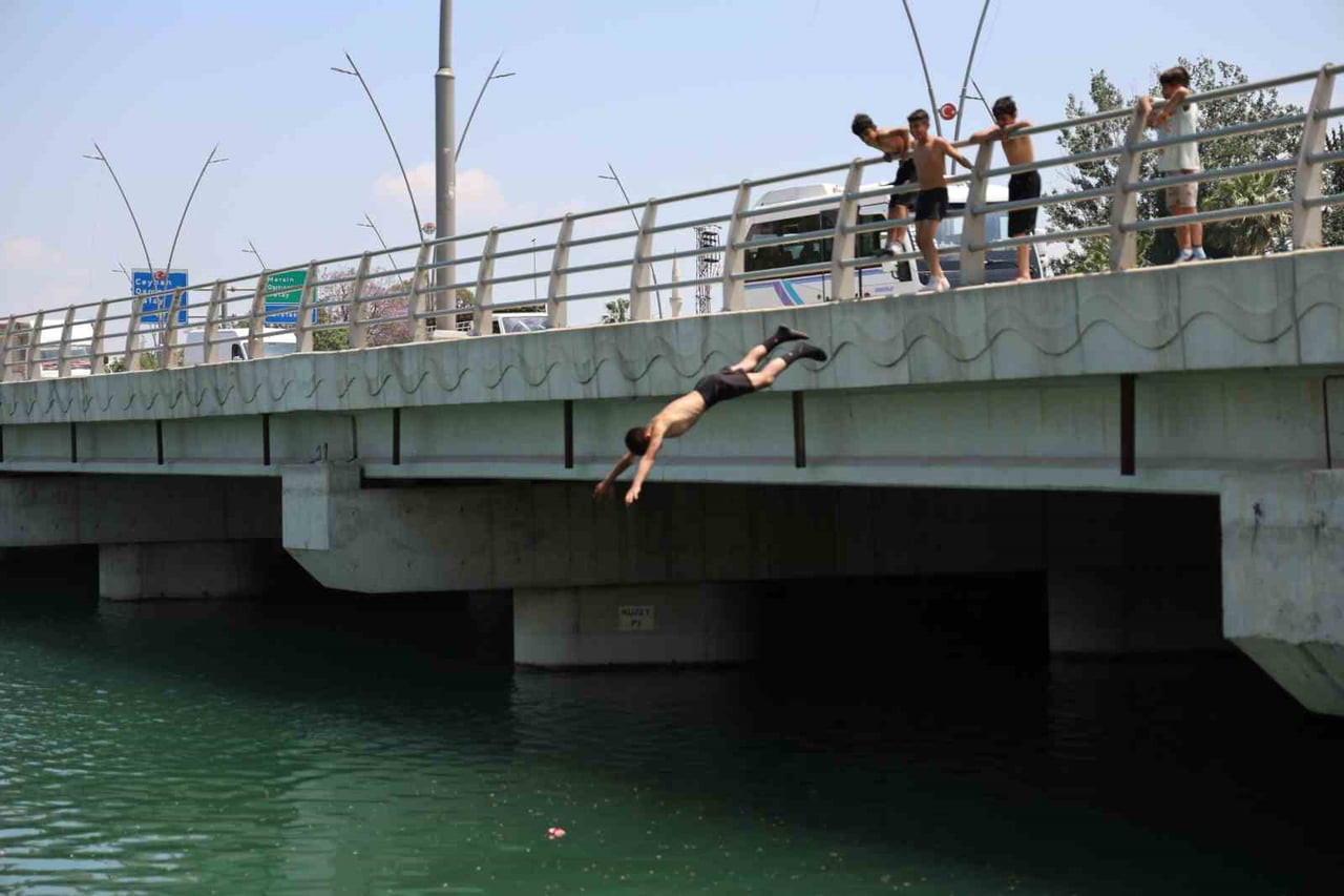 ADANA'DA HAVALARIN ISINMASIYLA BİRLİKTE ÇOCUKLAR VE GENÇLER, ÖLÜM TEHLİKESİNE RAĞMEN SEYHAN NEHRİ...
