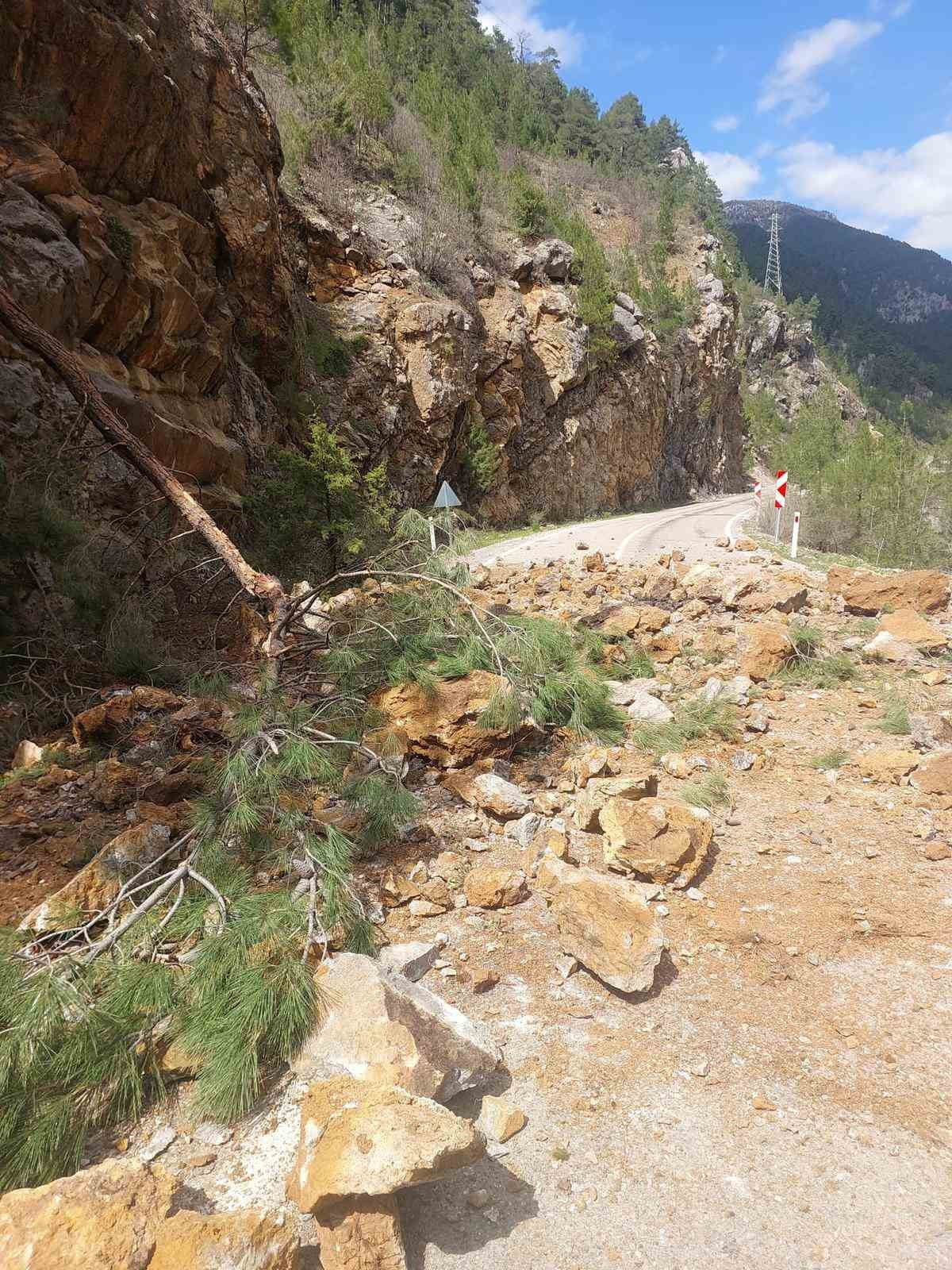ADANA'DA HEYELAN NEDENİYLE FEKE-SAİMBEYLİ KARA YOLU ÇİFT YÖNLÜ ULAŞIMA KAPANDI.