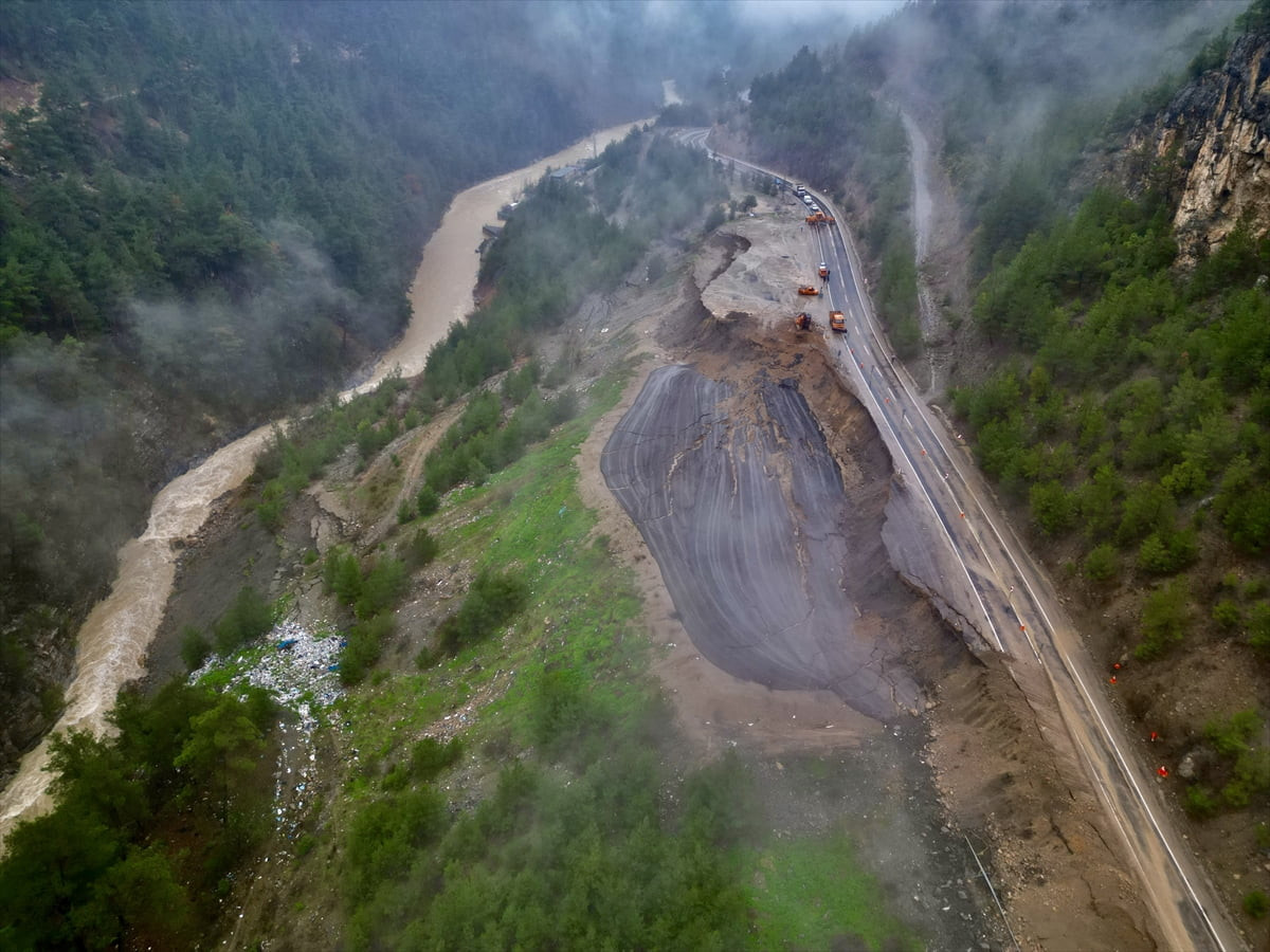 Adana'da heyelan nedeniyle Feke-Saimbeyli kara yolunda ulaşım tek yönlü sağlanıyor. Feke ilçesi...