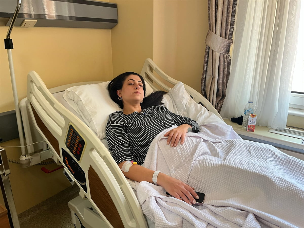 Adana'da iki çocuğunu okula götürmek üzere evinden çıkan eski eşi Dilara Öztürk'ü (fotoğrafta)...