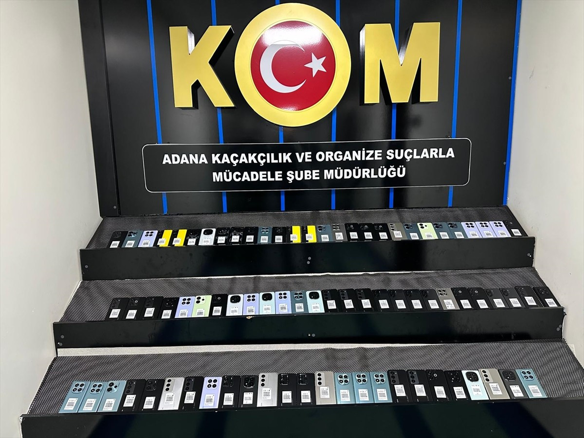 Adana'da iki tır ve bir yolcu otobüsünde gümrük kaçağı 80 cep telefonu, 4 bin 500 paket sigara ve...