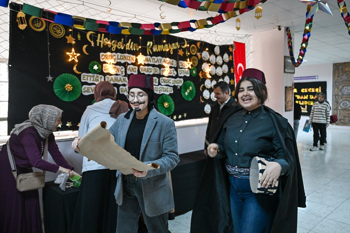 Adana'da ilkokul, ortaokul ve liseler ramazan dolayısıyla süslendi. Milli Eğitim Bakanlığınca...