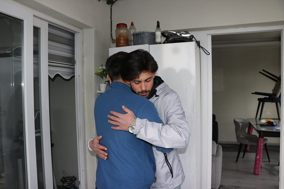 Adana'da inşaat işçisi genç (sağda), apartmanda çıkan yangında bebeğiyle birlikte kurtardığı...