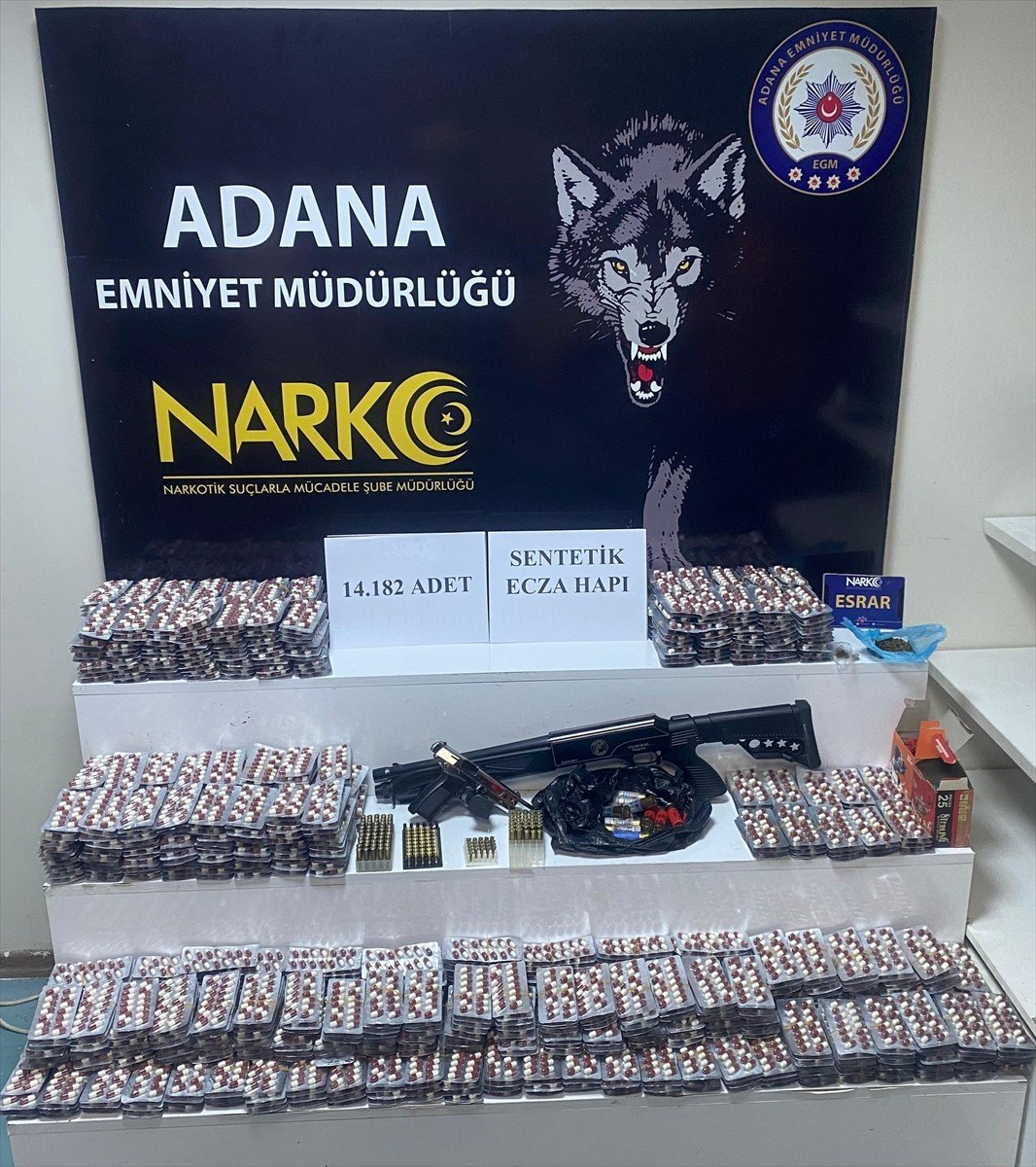 Adana'da iş yeri ve evde 14 bin 182 uyuşturucu içerikli hap, ruhsatsız tabanca ve tüfek ele...
