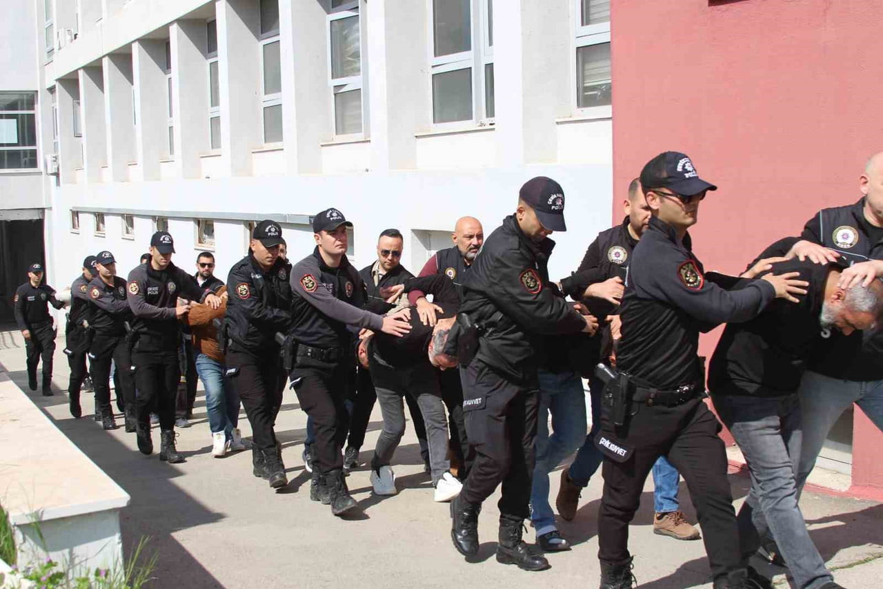 ADANA'DA ISLAK MENDİL ÜRETİMİ SÜSÜ VERİLEREK KURULAN KAÇAK SENTETİK ECZA İMALATHANESİNE YÖNELİK...