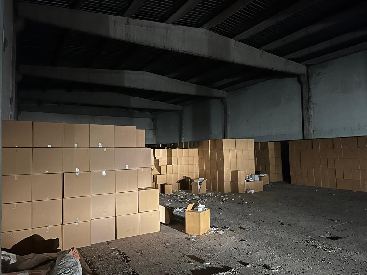 Adana'da kaçak 144 milyon makaron (filtreli sigara kağıdı) ele geçirildi, 1 şüpheli...