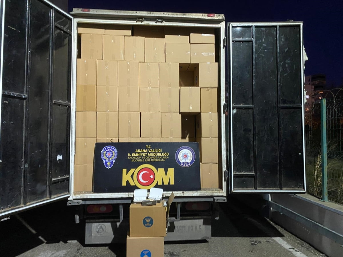 Adana'da kaçak 4 milyon 500 bin makaron (filtreli sigara kağıdı) ele geçirildi, 2 şüpheli...