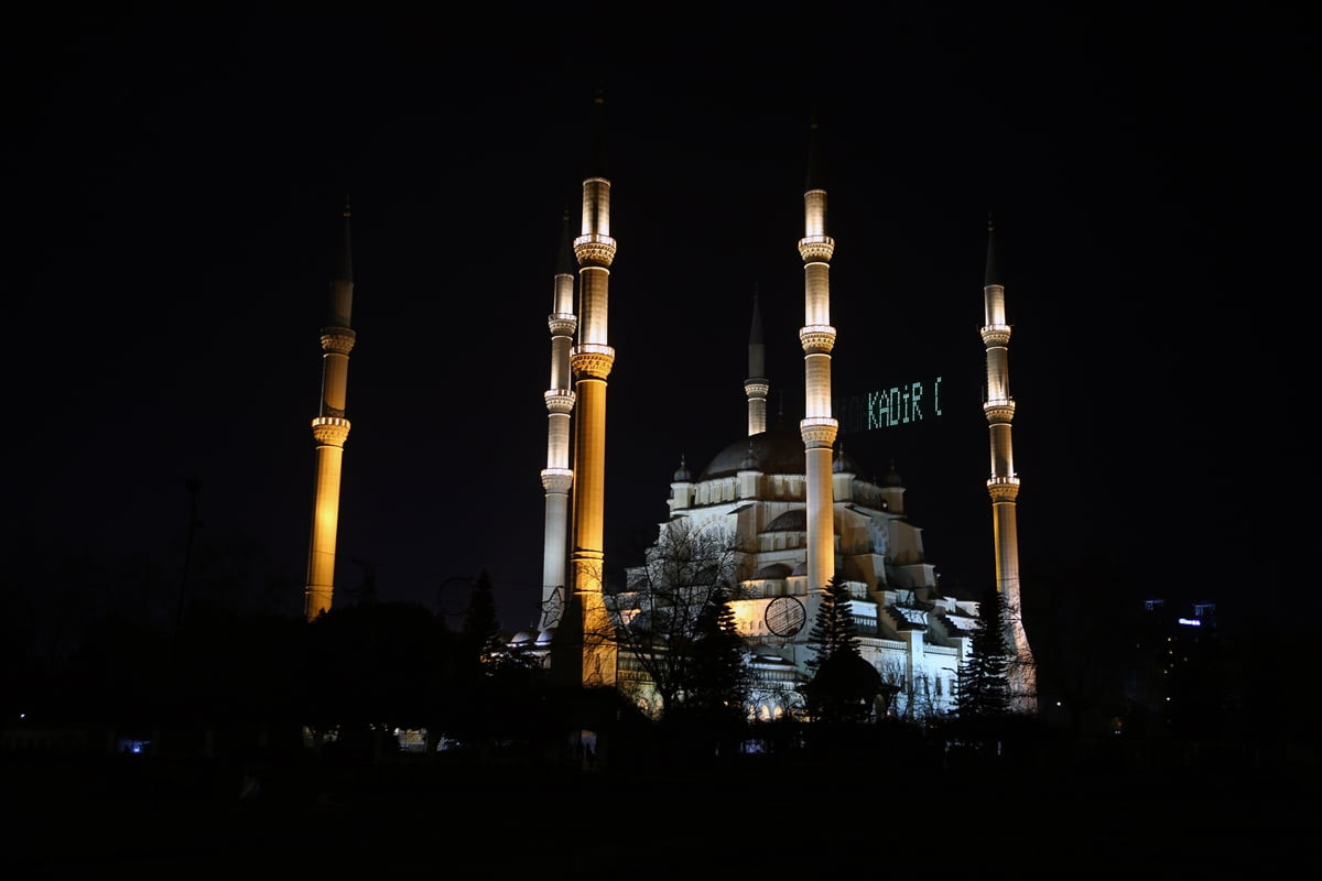 Adana'da Kadir Gecesi dolayısıyla Hacı Sabancı Merkez Camisi'nde program düzenlendi.