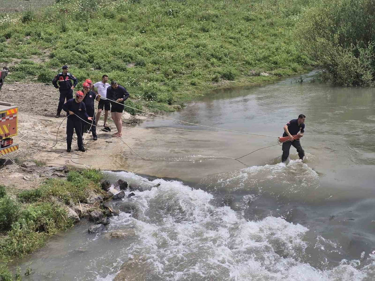 ADANA'DA KARAÇAY NEHRİ'NDEN GEÇMEYE ÇALIŞIRKEN MAHSUR KALAN KAYMONDAKİ İKİ KİŞİ İTFAİYE EKİPLERİ...