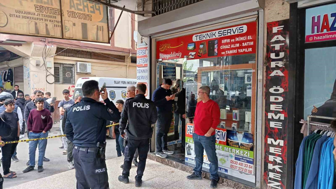 ADANA'DA KASKLI MOTOSİKLETLİ ŞÜPHELİ CEP TELEFONU BAYİSİNE GELEREK İŞ YERİ SAHİBİNİ BAŞINDAN...