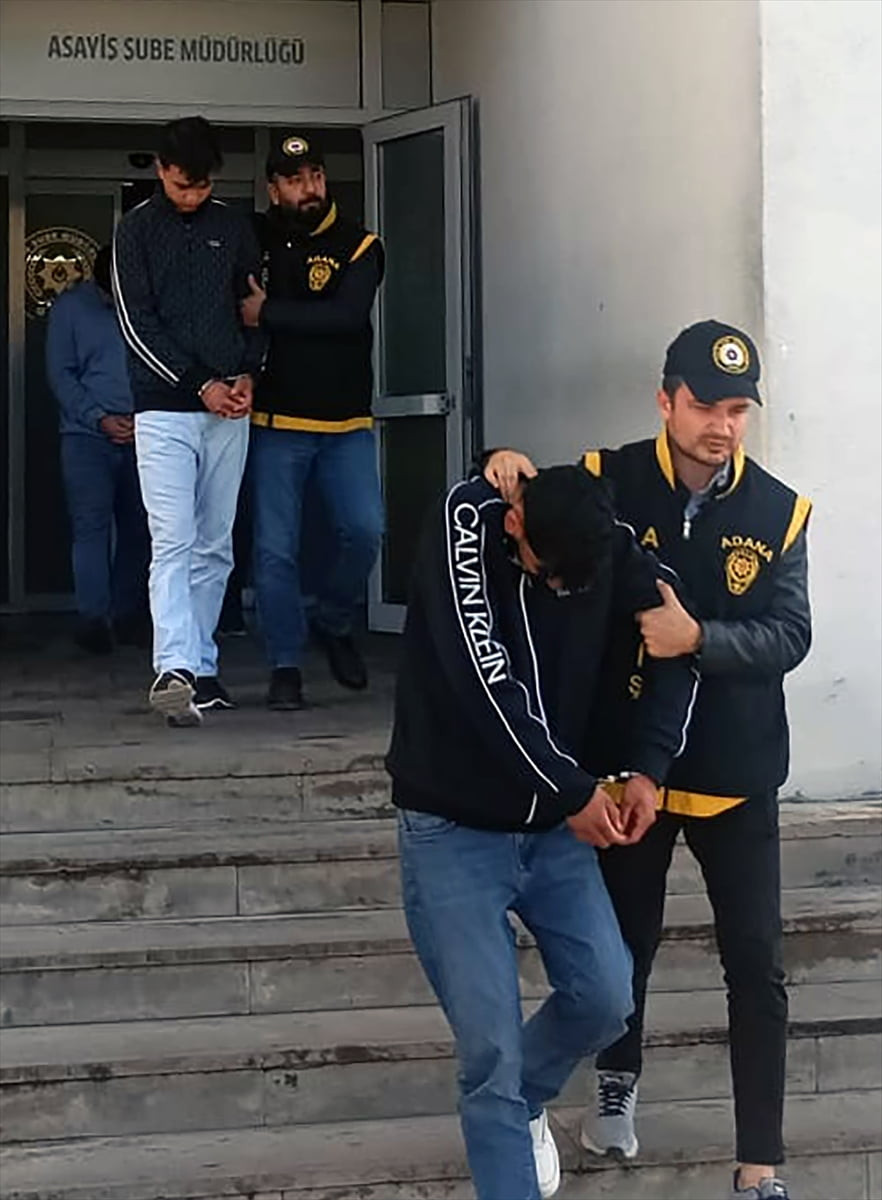 Adana'da kendilerini polis olarak tanıttıkları kişiyi dolandırıp altınlarını aldıkları iddiasıyla...