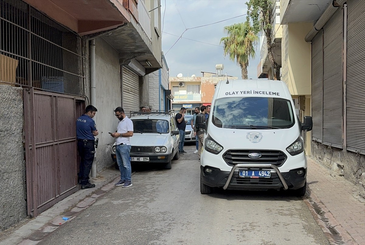 Adana'da kendisini hastaneye götürmek için evine gelen sağlık ve polis ekibine taş ve bıçakla...