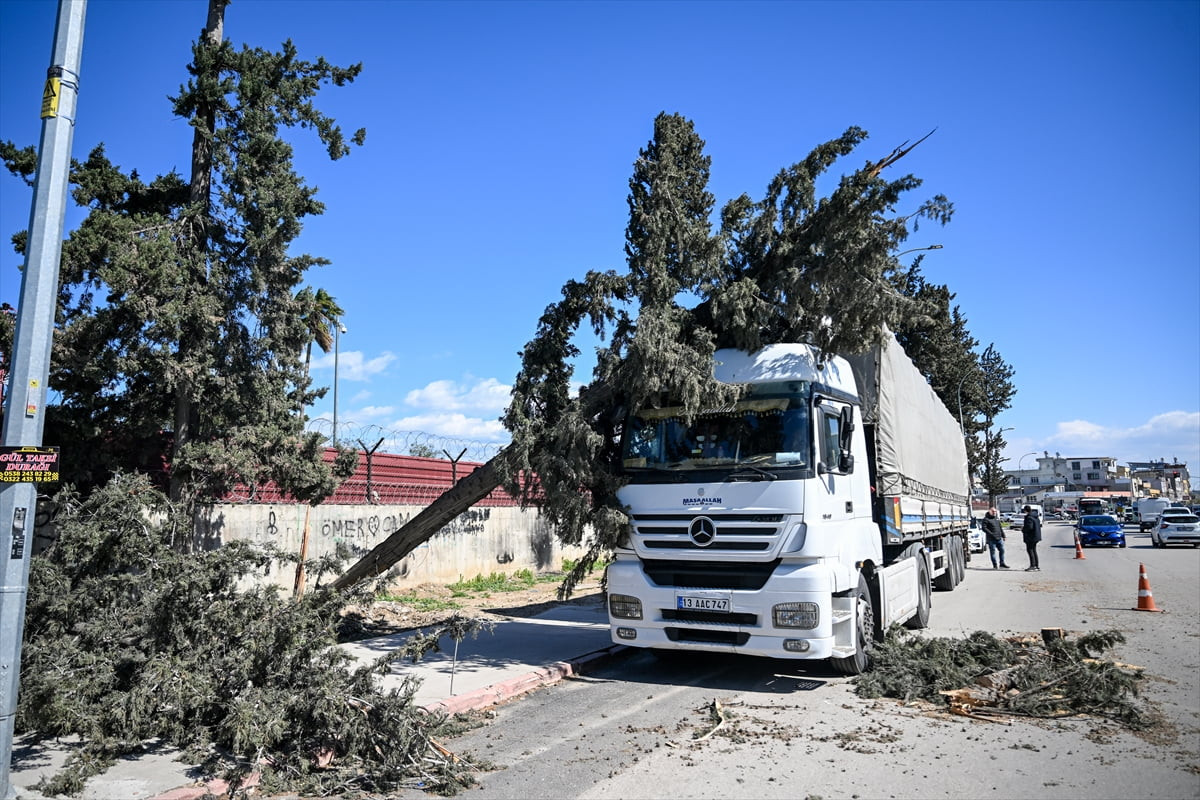 Adana'da kent merkezinde zaman zaman şiddetini artıran rüzgar, hayatı olumsuz etkiledi, bulvar ve...