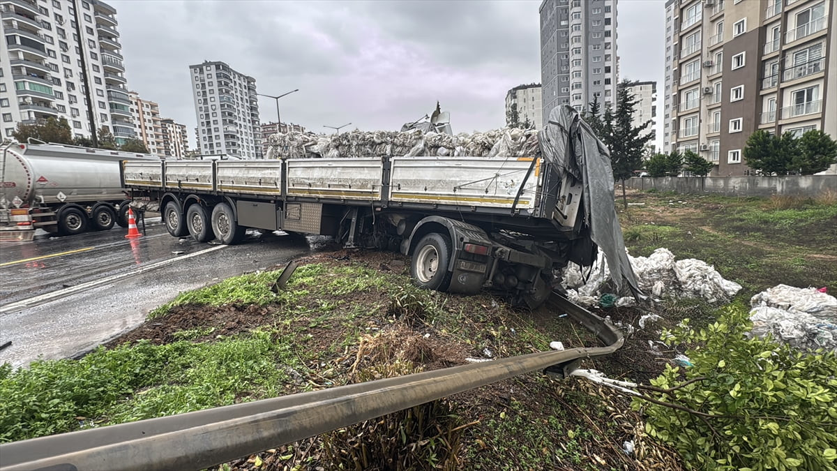 Adana'da kontrolden çıkarak şarampole devrilen tırda hasar oluştu.